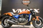 Yamaha VMAX: Moto Potente en Colores Naranja y Azul