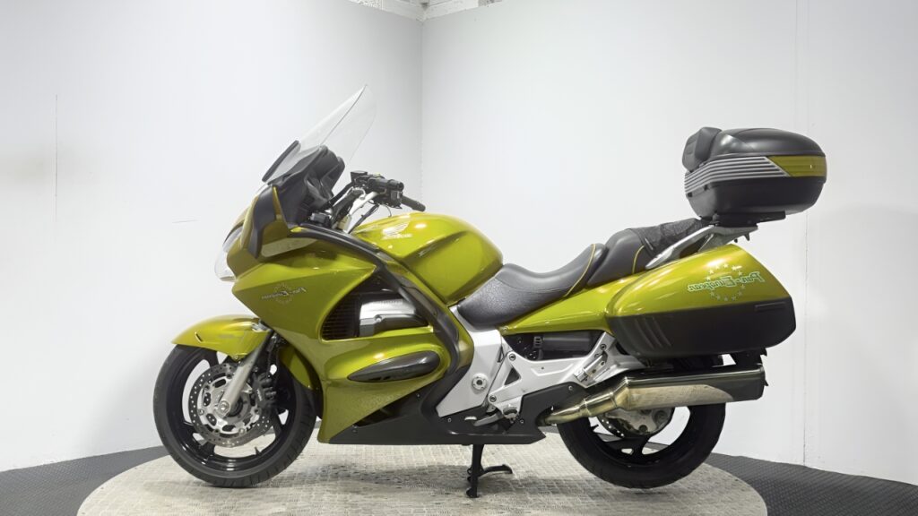 Honda ST1300 Pan European: Motocicleta Touring Cómoda y Potente para Viajes Largos