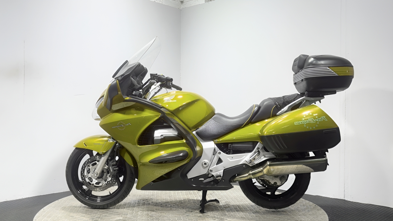 Honda ST1300 Pan European: Motocicleta Touring Cómoda y Potente para Viajes Largos